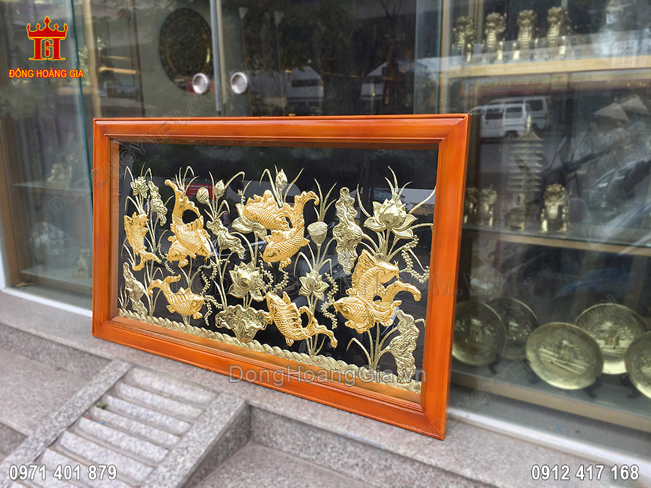Bề mặt tranh cá chép hoa sen được dát vàng 24k